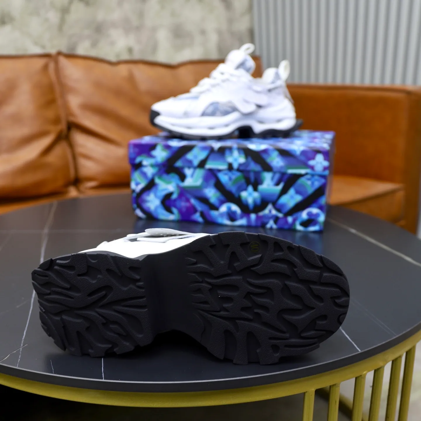 Ex-factory price: 600💰【LV】Louis Vuitton is a high-end brand of men's shoes, new model on the market, top luxury brand, the latest fashionable casual men's shoes, a trendy and versatile style, relaxed and sporty, with calfskin upper and ultra-fine workmanship. The original personalized fashionable rubber wear-resistant outsole is light and comfortable on the foot. Code number: 39-44 (45, 46 customized)